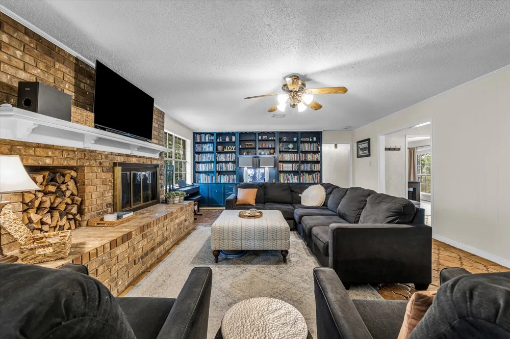 1208 Knotty Oaks Drive Woodway, TX 76712