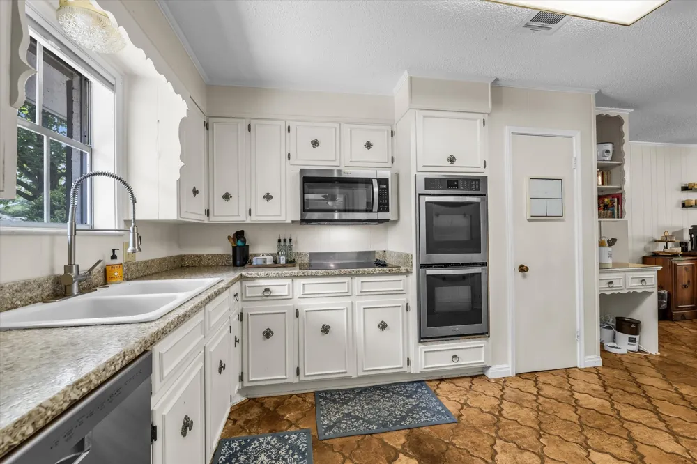 1208 Knotty Oaks Drive Woodway, TX 76712
