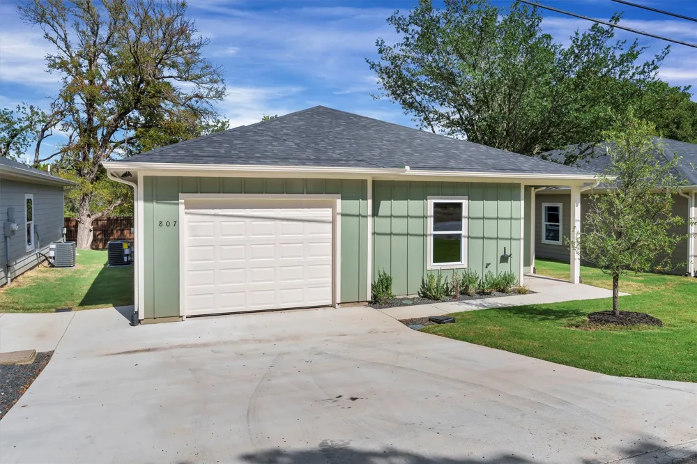 807 Branding Iron Trail Granbury, TX 76049