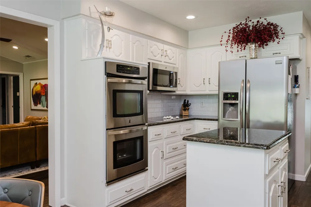 3257 Brookhaven Club Drive Farmers Branch, TX 75234