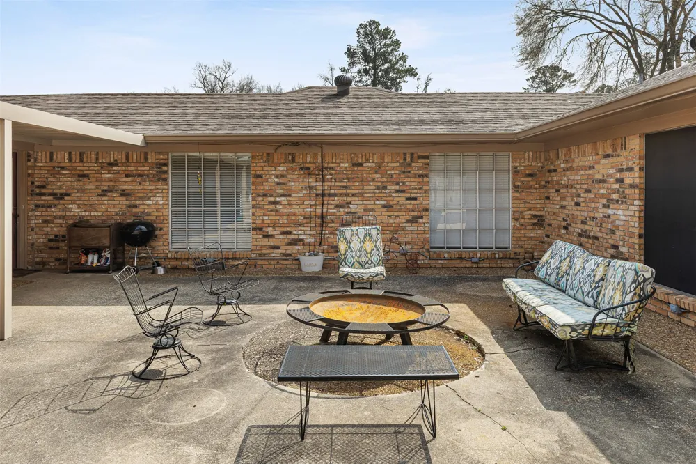 1302 W Sabine Street Carthage, TX 75633