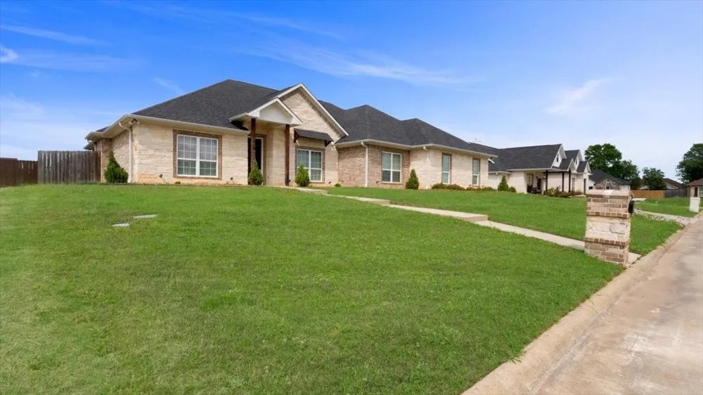 1005 Stone Bridge Street Mt Pleasant, TX 75455
