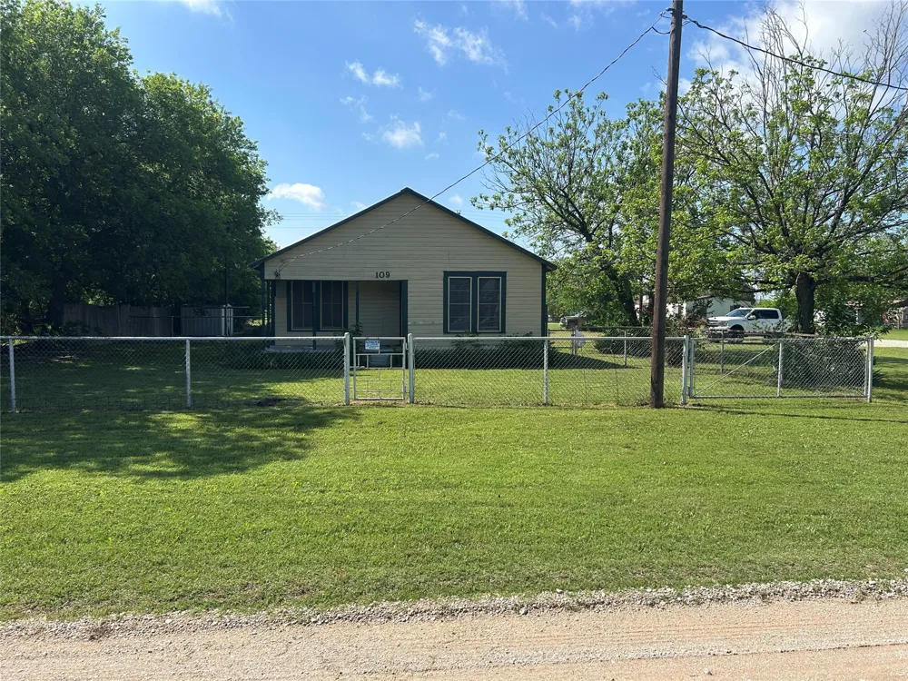 109 Harrison Avenue Newcastle, TX 76372