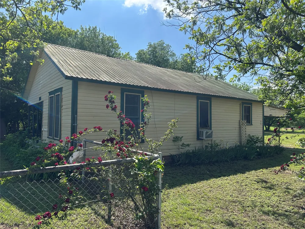 109 Harrison Avenue Newcastle, TX 76372