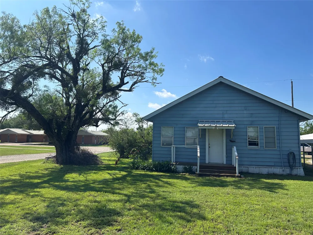 300 Harrison Avenue Newcastle, TX 76372