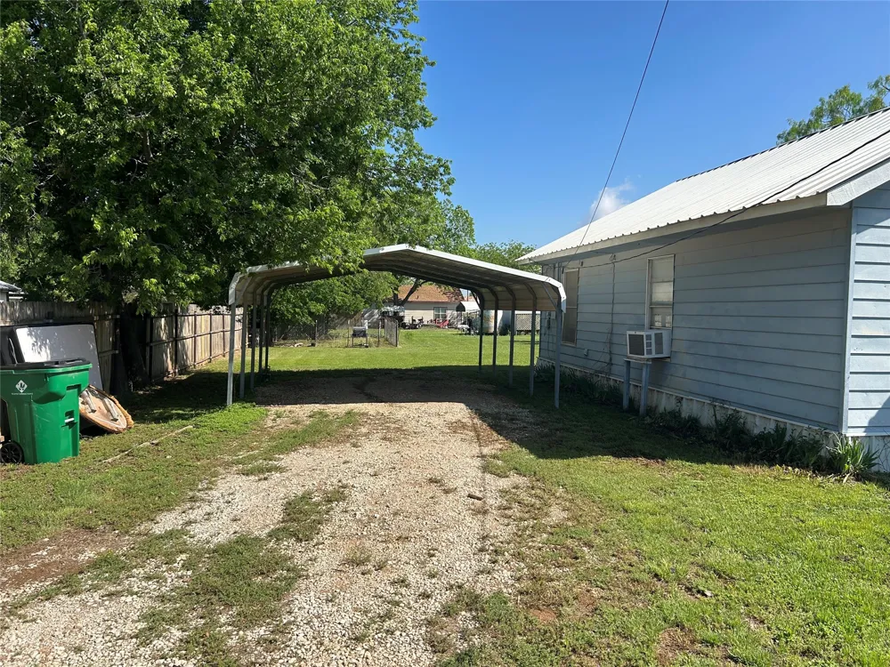 300 Harrison Avenue Newcastle, TX 76372