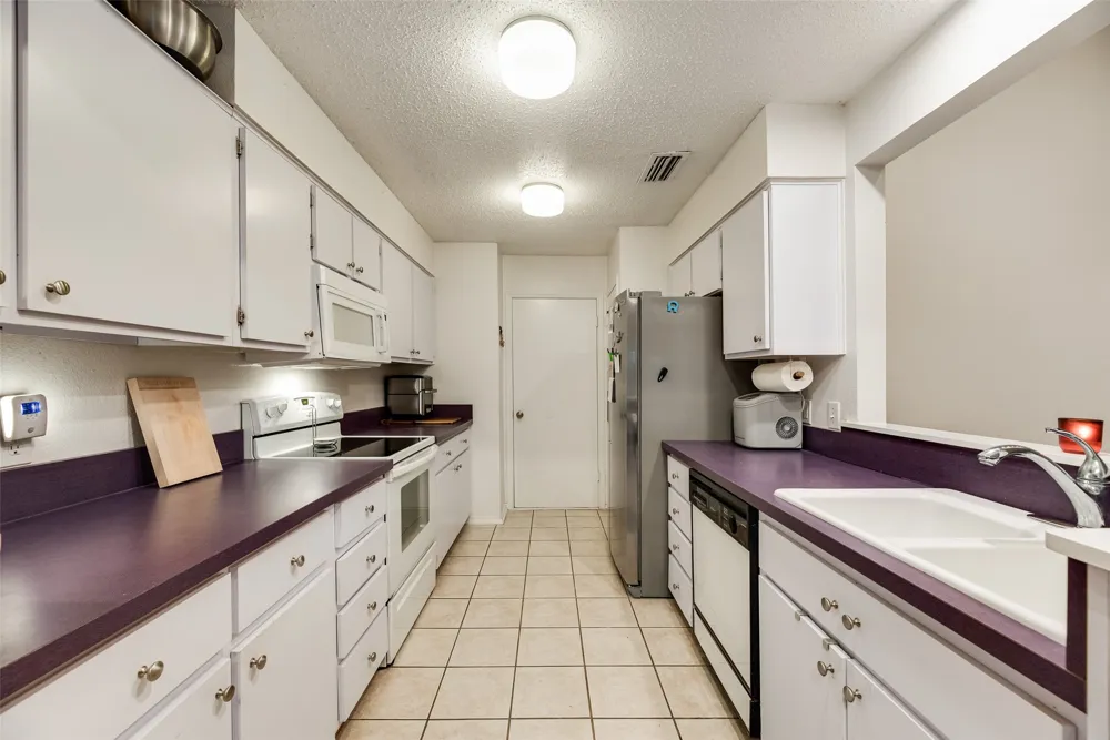 1801 Woodview Court Grand Prairie, TX 75050