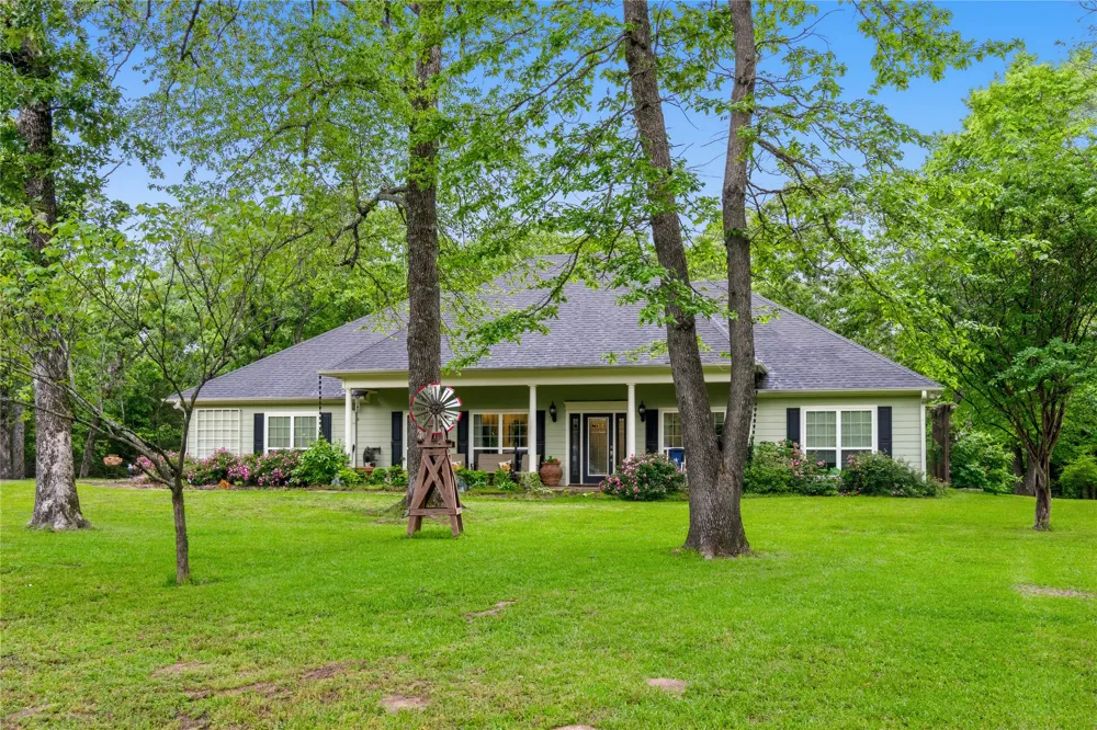 220 Rs County Road 4263 Emory, TX 75440