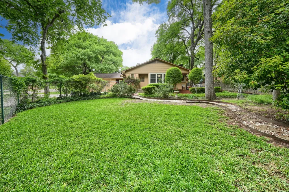 8226 Hunnicut Road Dallas, TX 75228
