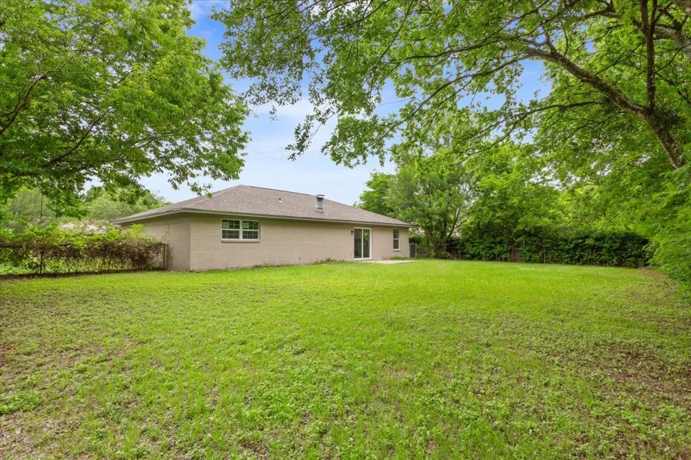 329 Applewood Lane Hewitt, TX 76643