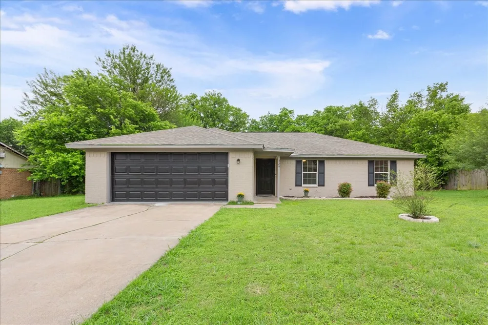 329 Applewood Lane Hewitt, TX 76643