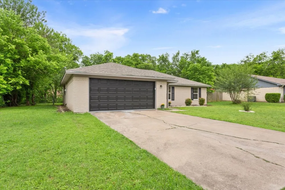 329 Applewood Lane Hewitt, TX 76643
