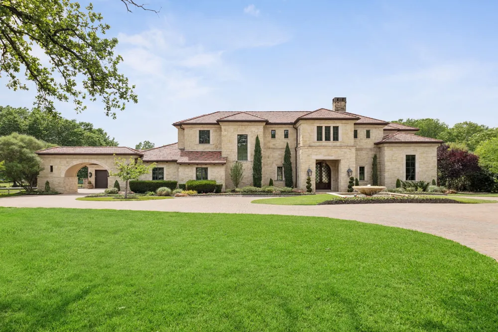 690 S Peytonville Avenue Southlake, TX 76092