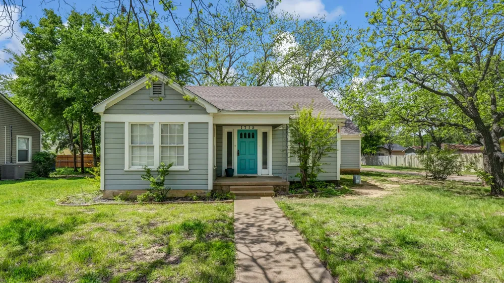 1715 Oak Avenue Mineral Wells, TX 76067