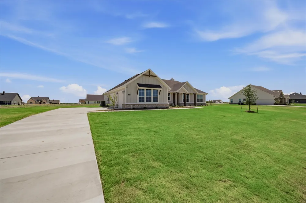 146 Aurora Avenue Valley View, TX 76272