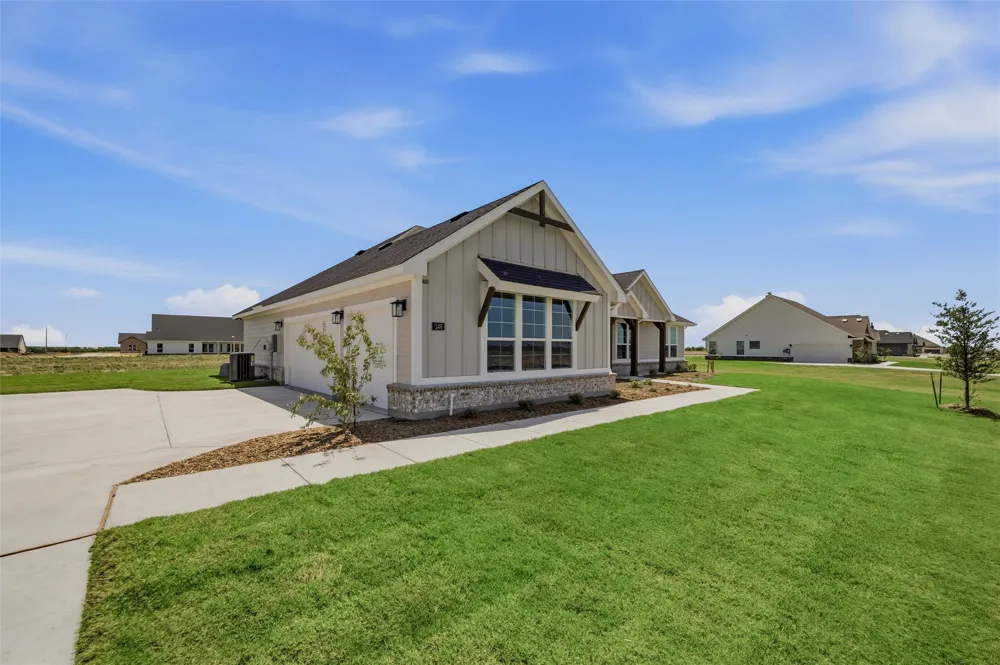 146 Aurora Avenue Valley View, TX 76272