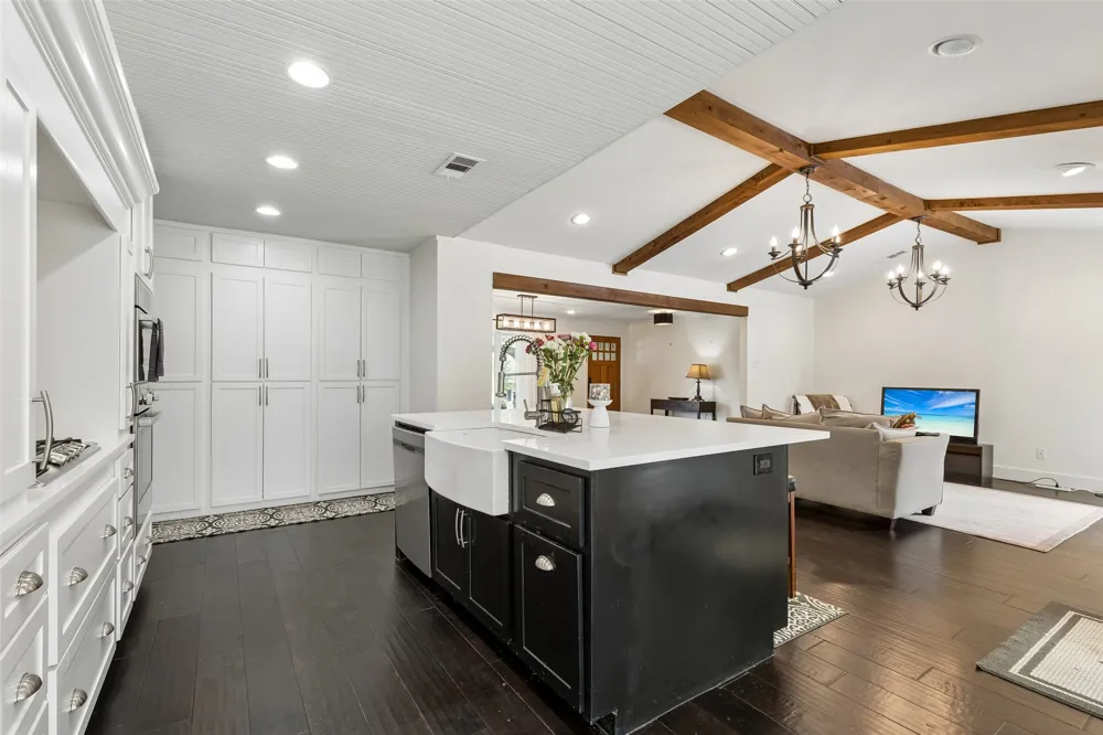2808 Reedcroft Drive Farmers Branch, TX 75234