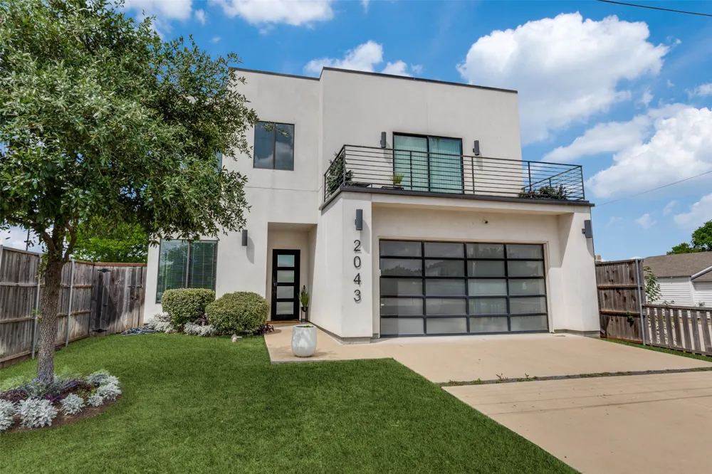 2043 Canada Drive Dallas, TX 75212