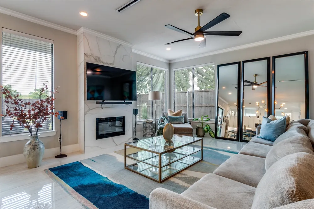 2043 Canada Drive Dallas, TX 75212