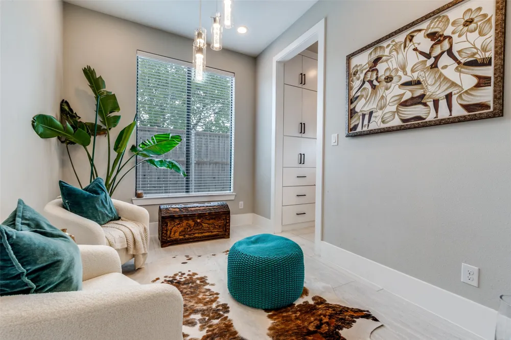 2043 Canada Drive Dallas, TX 75212