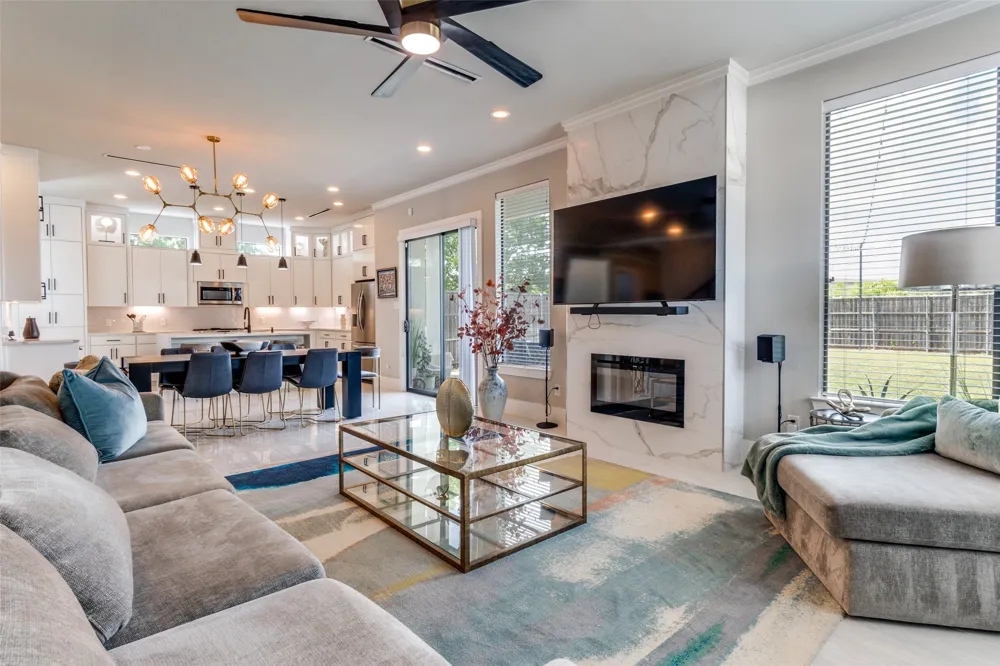2043 Canada Drive Dallas, TX 75212