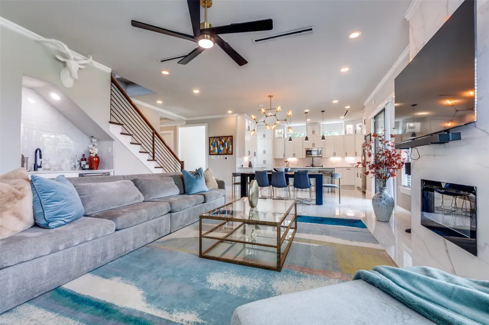2043 Canada Drive Dallas, TX 75212