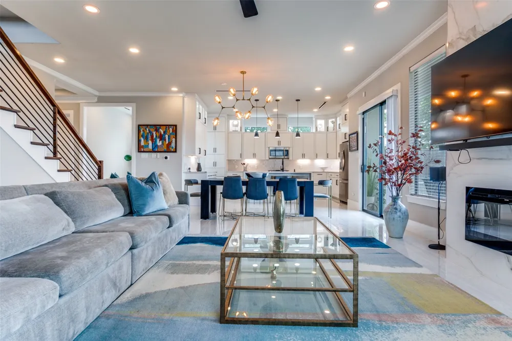 2043 Canada Drive Dallas, TX 75212