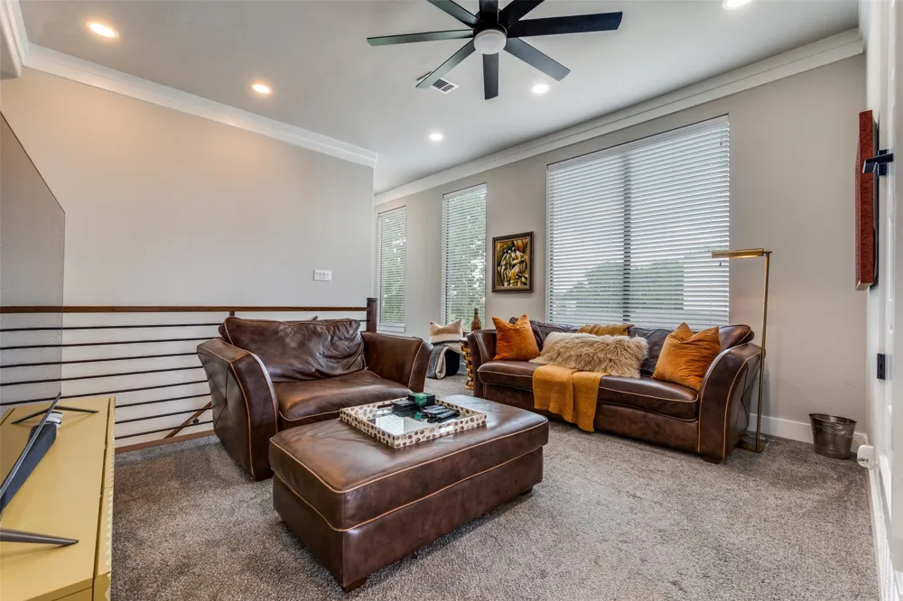 2043 Canada Drive Dallas, TX 75212