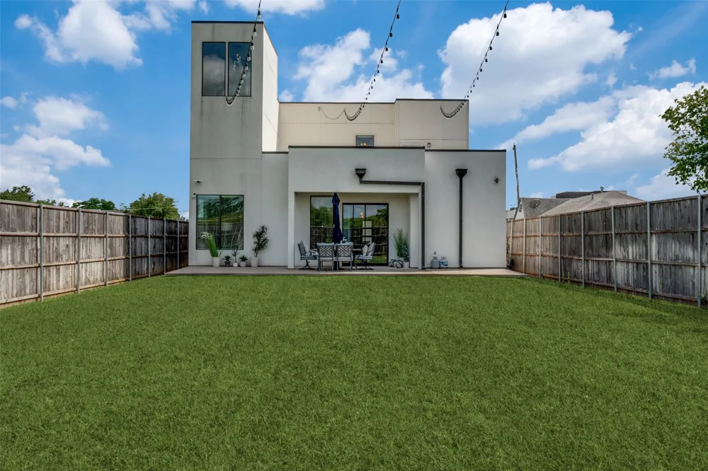2043 Canada Drive Dallas, TX 75212