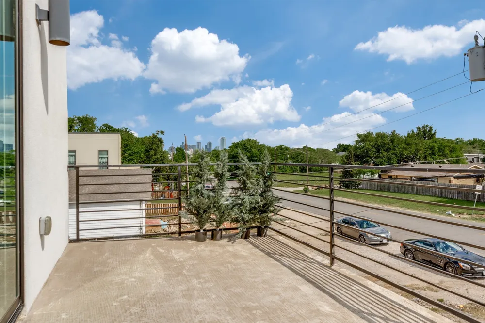 2043 Canada Drive Dallas, TX 75212