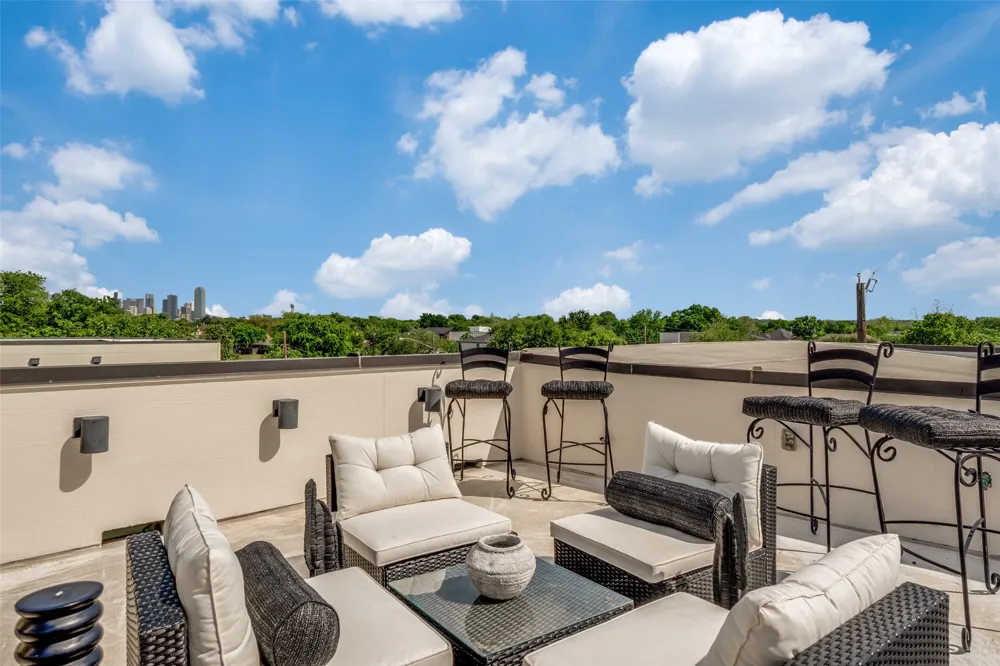 2043 Canada Drive Dallas, TX 75212
