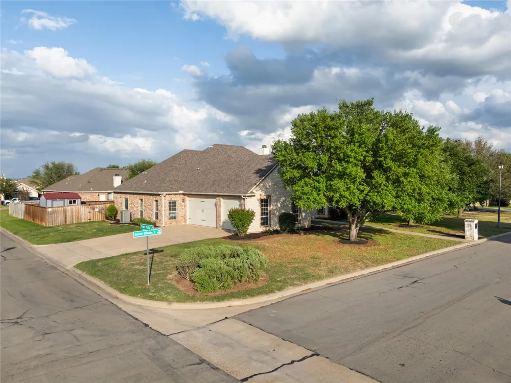 937 Queen Elizabeth Drive McGregor, TX 76657