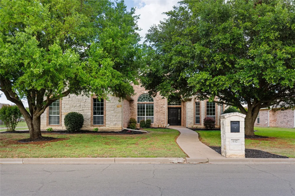 937 Queen Elizabeth Drive McGregor, TX 76657