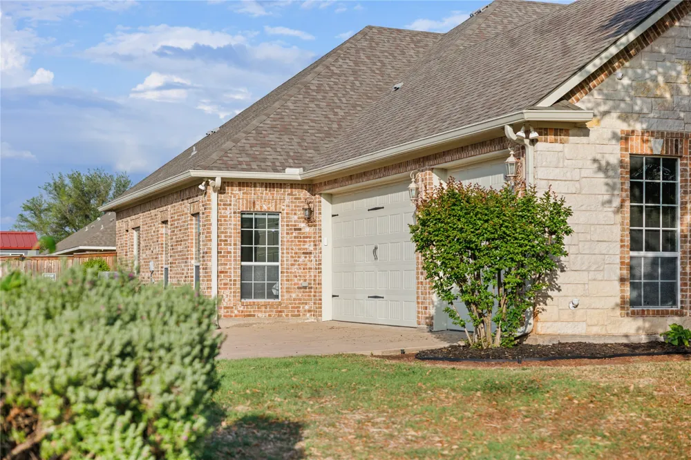 937 Queen Elizabeth Drive McGregor, TX 76657