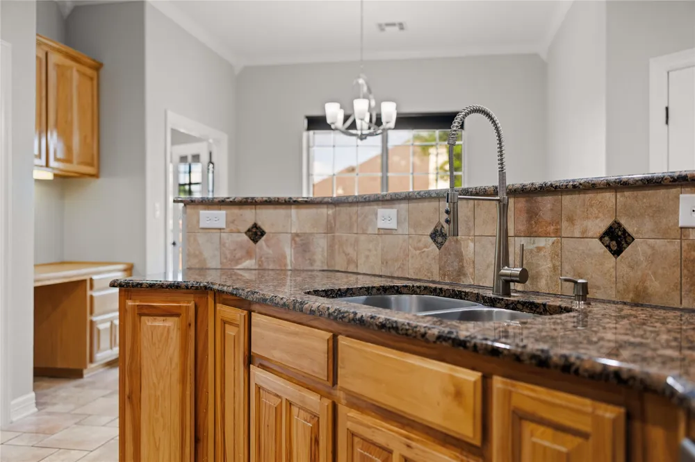 937 Queen Elizabeth Drive McGregor, TX 76657