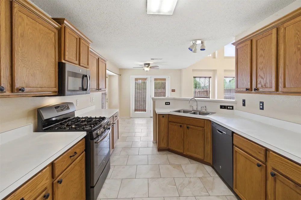 531 Pecan Leaf Drive Lancaster, TX 75146