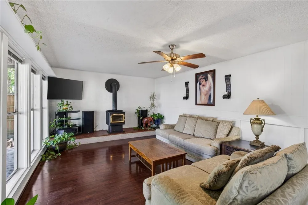 1529 Oak Shore Drive Tool, TX 75143