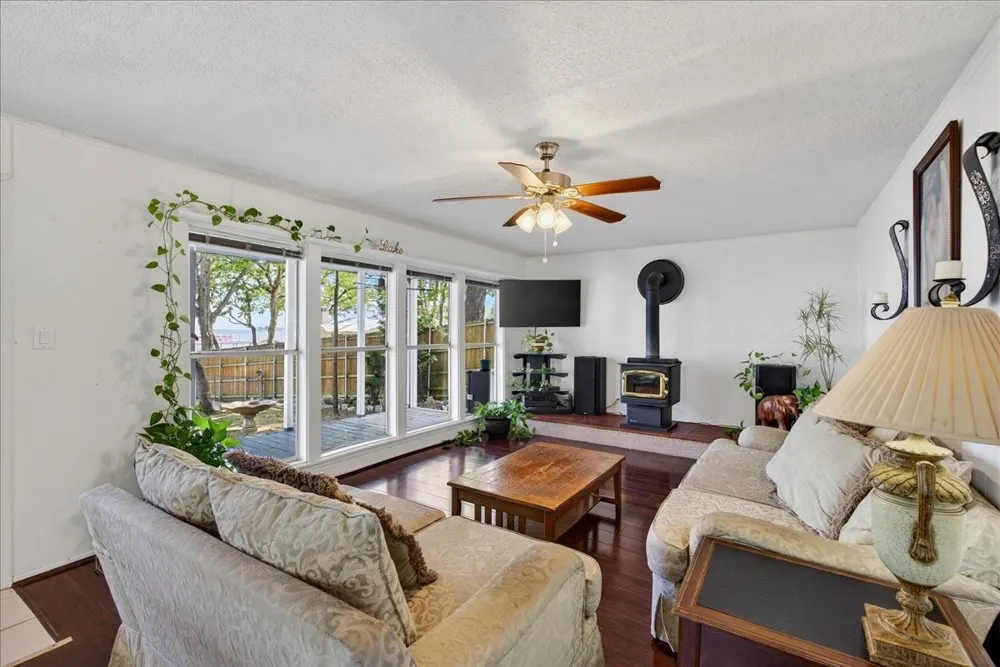 1529 Oak Shore Drive Tool, TX 75143