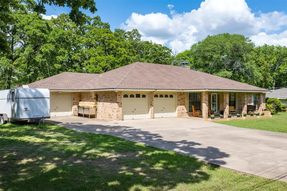 231 Cedarwood Drive Enchanted Oaks, TX 75156