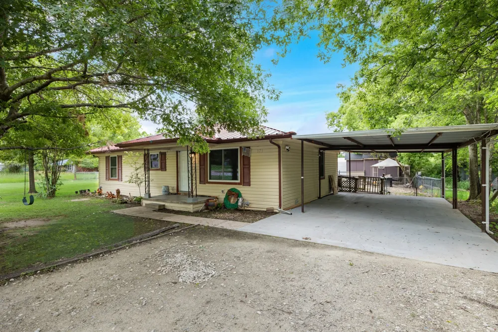 571 S 1st Street Point, TX 75472