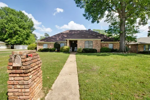 902 Kingsbury Court