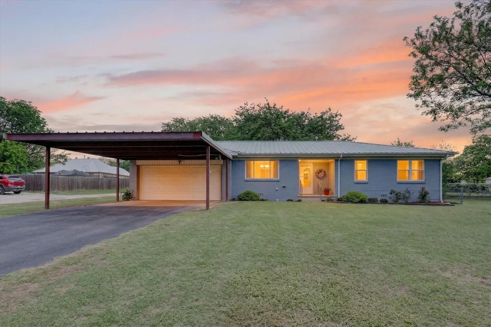 624 Avenue A Springtown, TX 76082