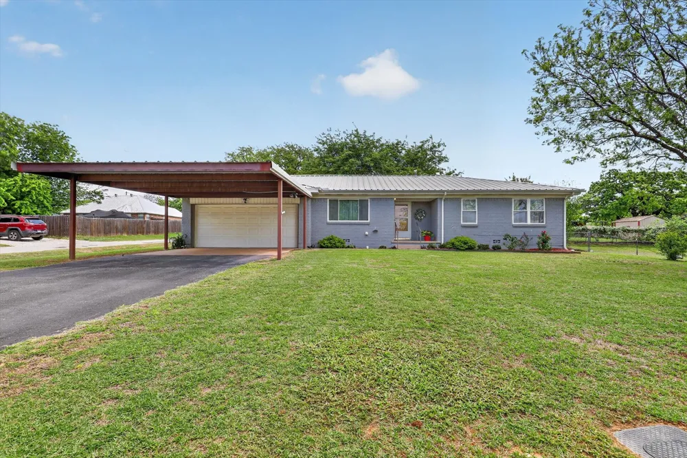 624 Avenue A Springtown, TX 76082