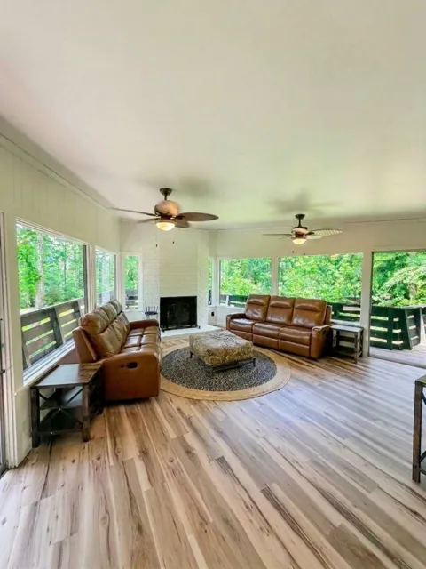 862 Lakeshore Drive