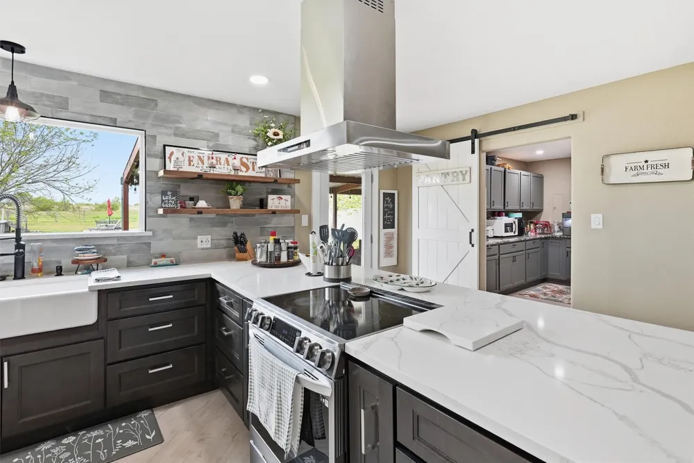 10208 County Road 418 Grandview, TX 76050