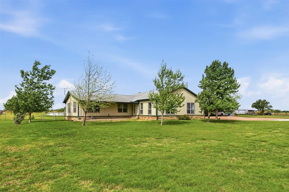 10208 County Road 418 Grandview, TX 76050
