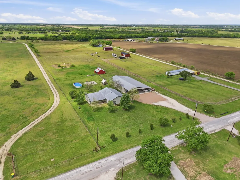10208 County Road 418 Grandview, TX 76050