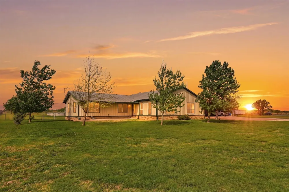 10208 County Road 418 Grandview, TX 76050