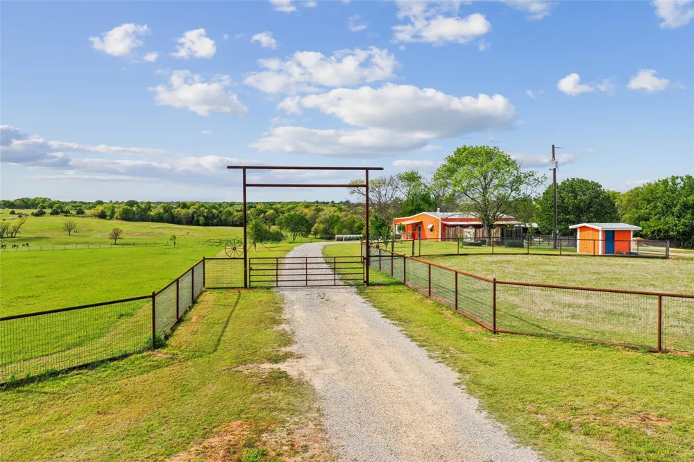 1406 Johnson Loop Montague, TX 76251