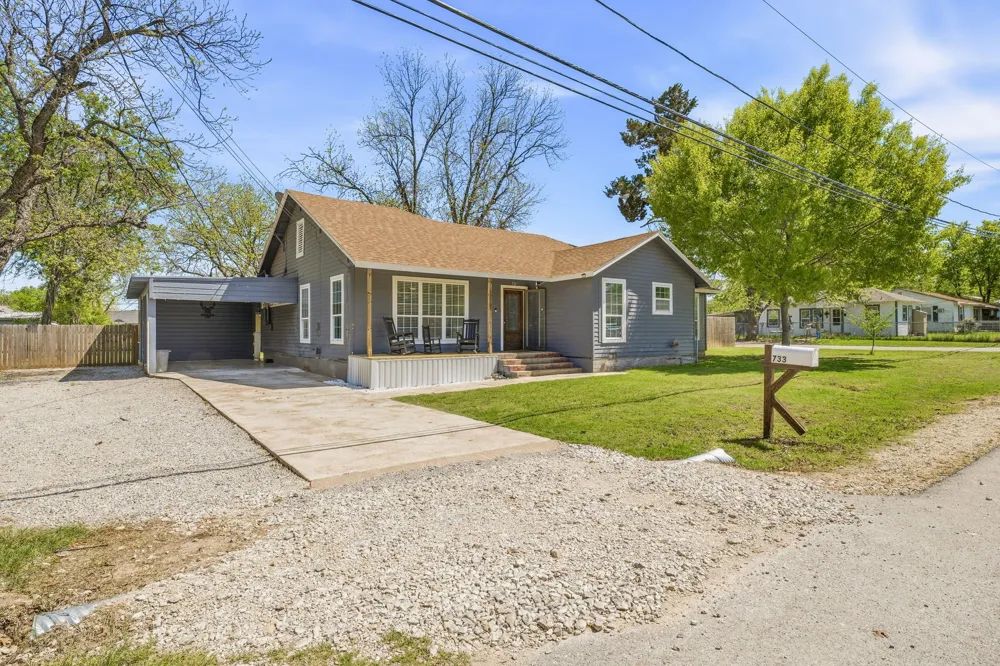 733 S Austin Street De Leon, TX 76444